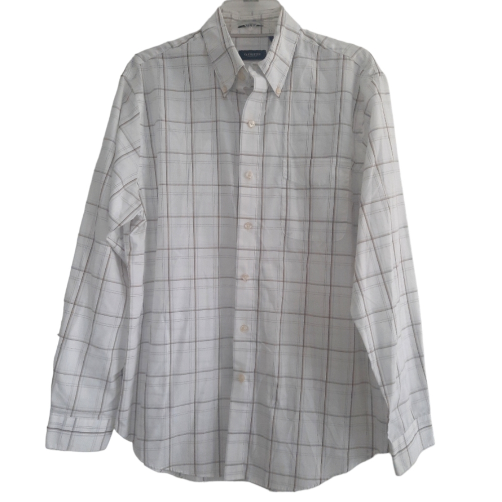 Van Heusen wrinkle-free button-down long sleeve shirt size medium (15-15.5)